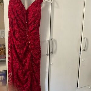 Red Lace V-Neck Evening Dress